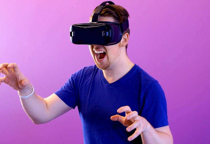 Image with a man wearing a vr headset